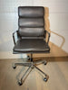 chaise Alu-Chair d'origine, modèle EA 219 Softpad, en cuir marron avec accoudoirs, Vitra.