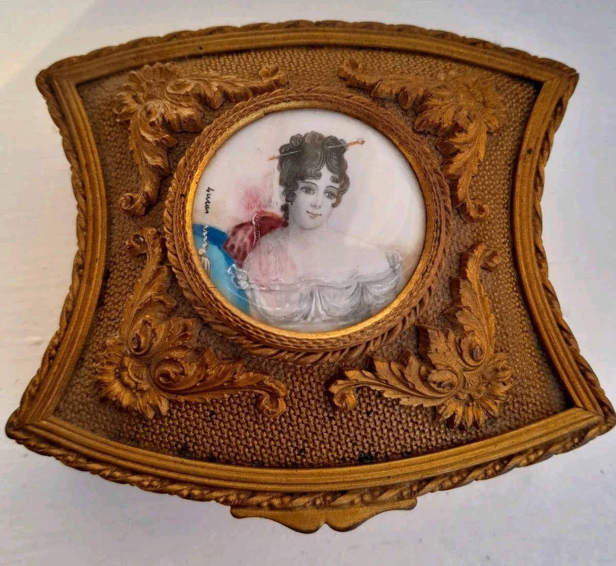 Ancienne boîte à bijoux capitonnée bronze ou laiton médaillon signé peinture