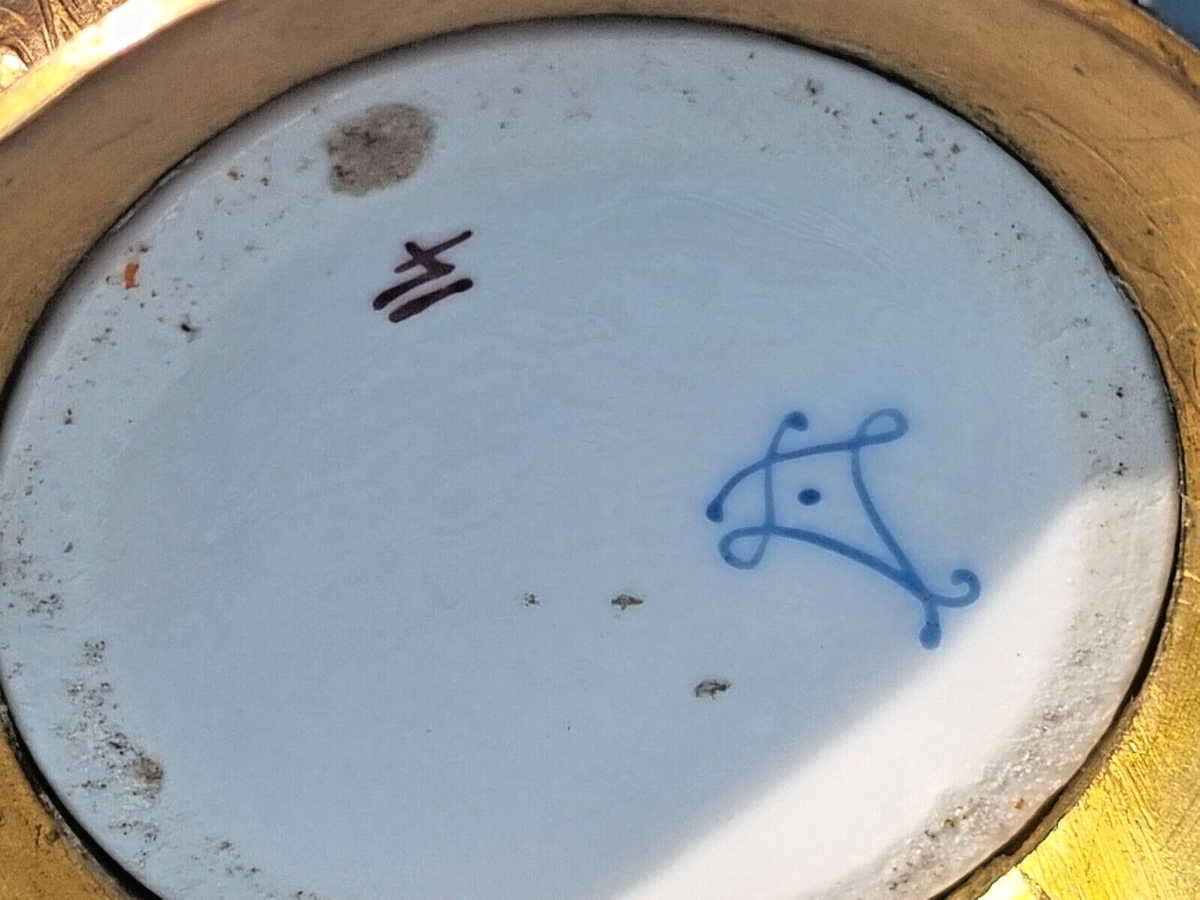 Jolie paire de vases anciens en porcelaine de Sèvres  Cerclage en bronze