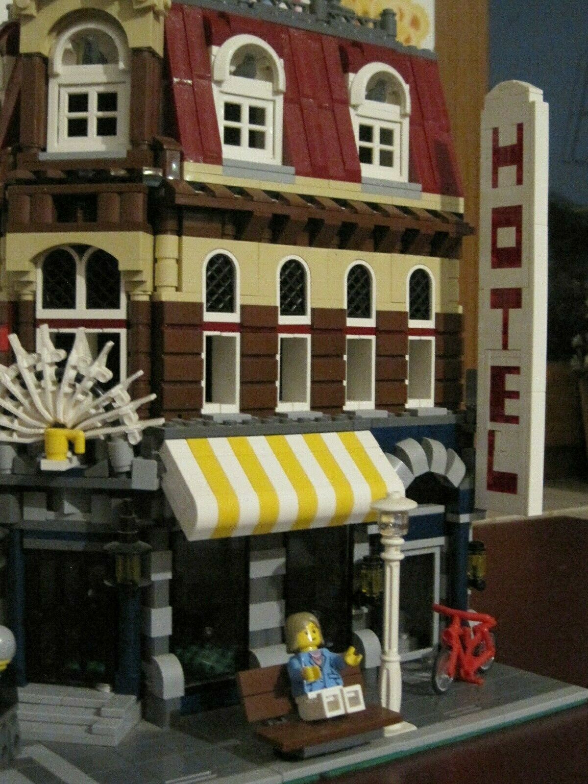 Lego 10182 CAFE CORNER Hôtel   très rare avec de recette