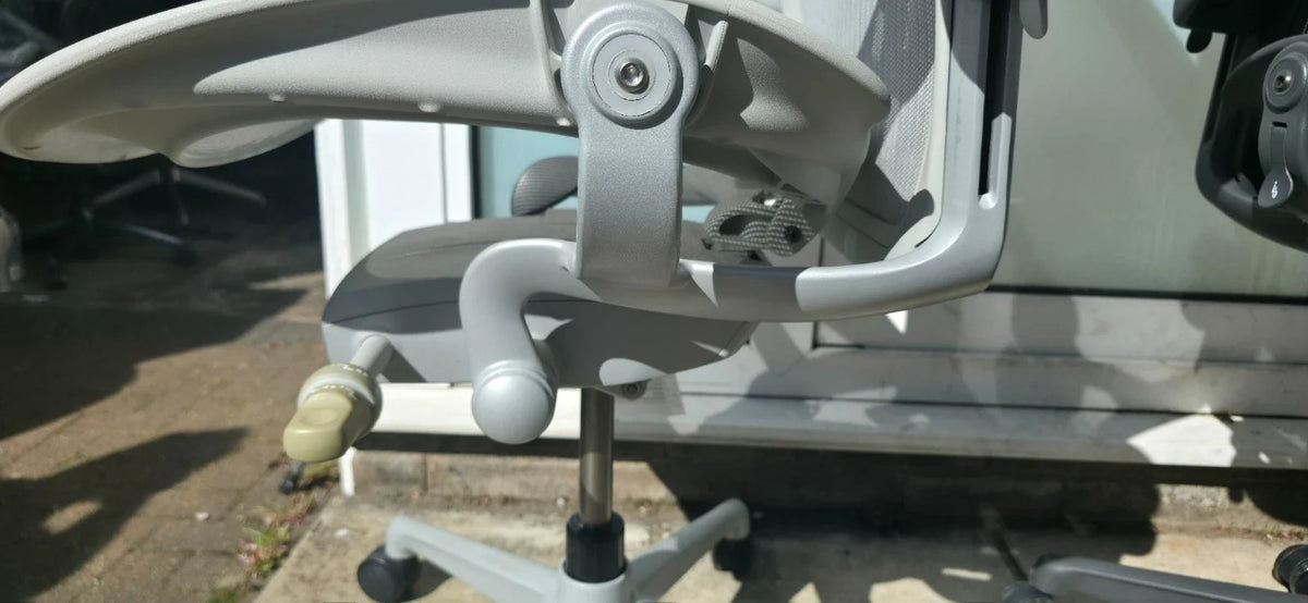 Herman Miller Aeron remasterisé taille C en parfait état gris minéral