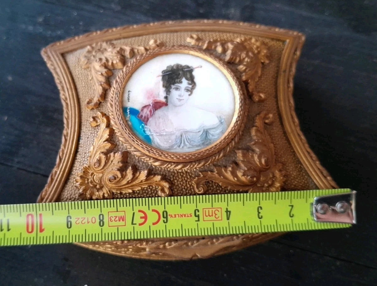 Ancienne boîte à bijoux capitonnée bronze ou laiton médaillon signé peinture