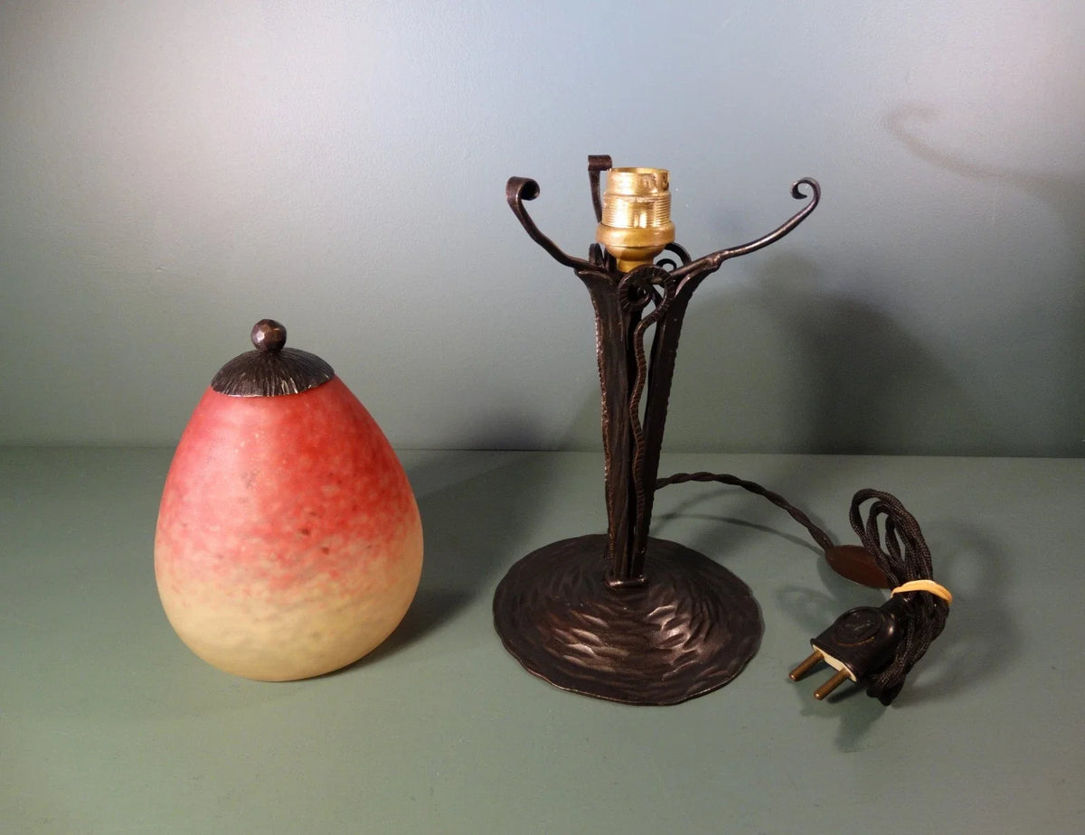 Lampe en fer forgé tulipe pâte de verre. Signé Schneider