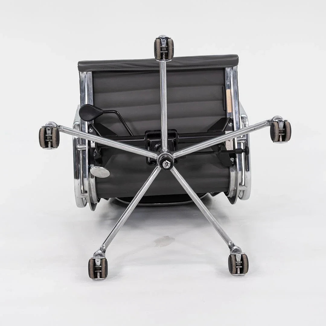 Chaise de bureau exécutive Herman Miller Eames Aluminum Group 2016 en gris
