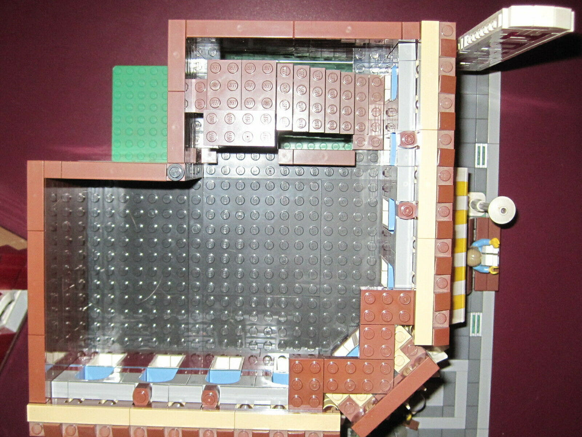 Lego 10182 CAFE CORNER Hôtel   très rare avec de recette