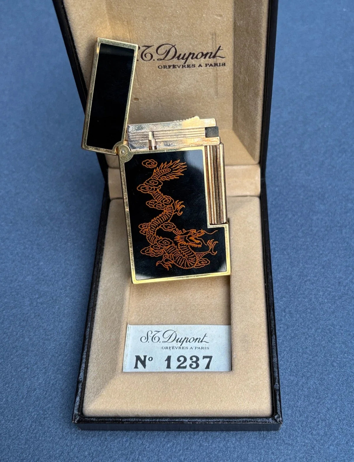 Briquet st dupont laque de chine à décor de dragon, plaqué or