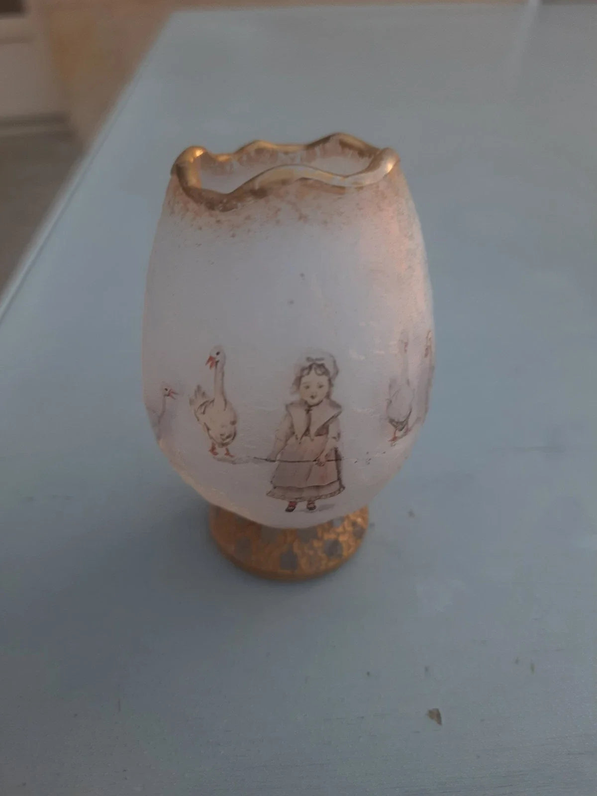 Rare Ancien Petit Vase Daum Nancy Gardeuse D Oies Verre Givré. Bordé D Or.