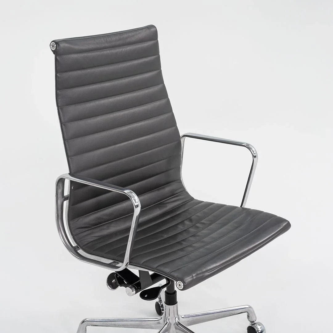 Chaise de bureau exécutive Herman Miller Eames Aluminum Group 2016 en gris