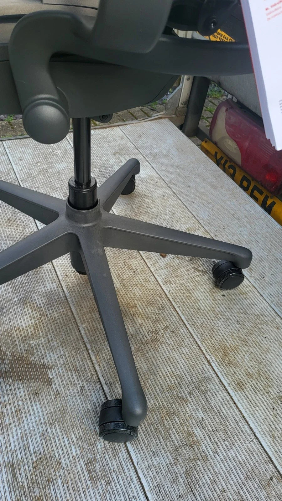 Chaise Herman Miller Aeron remasterisée taille B en graphite