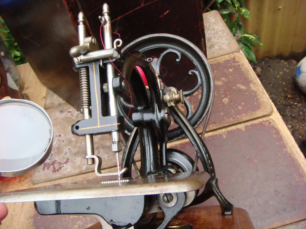 Machine à coudre ancienne et vintage Wilcox & Gibbs