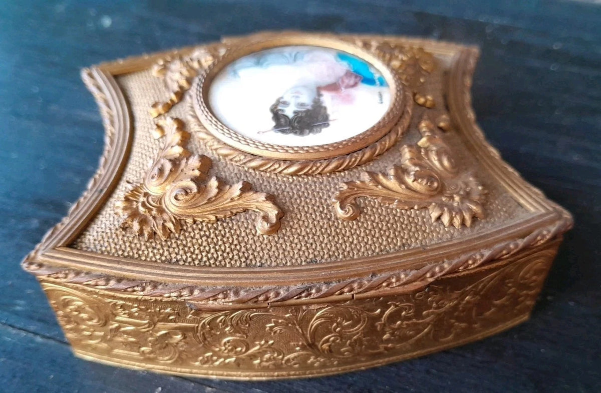 Ancienne boîte à bijoux capitonnée bronze ou laiton médaillon signé peinture