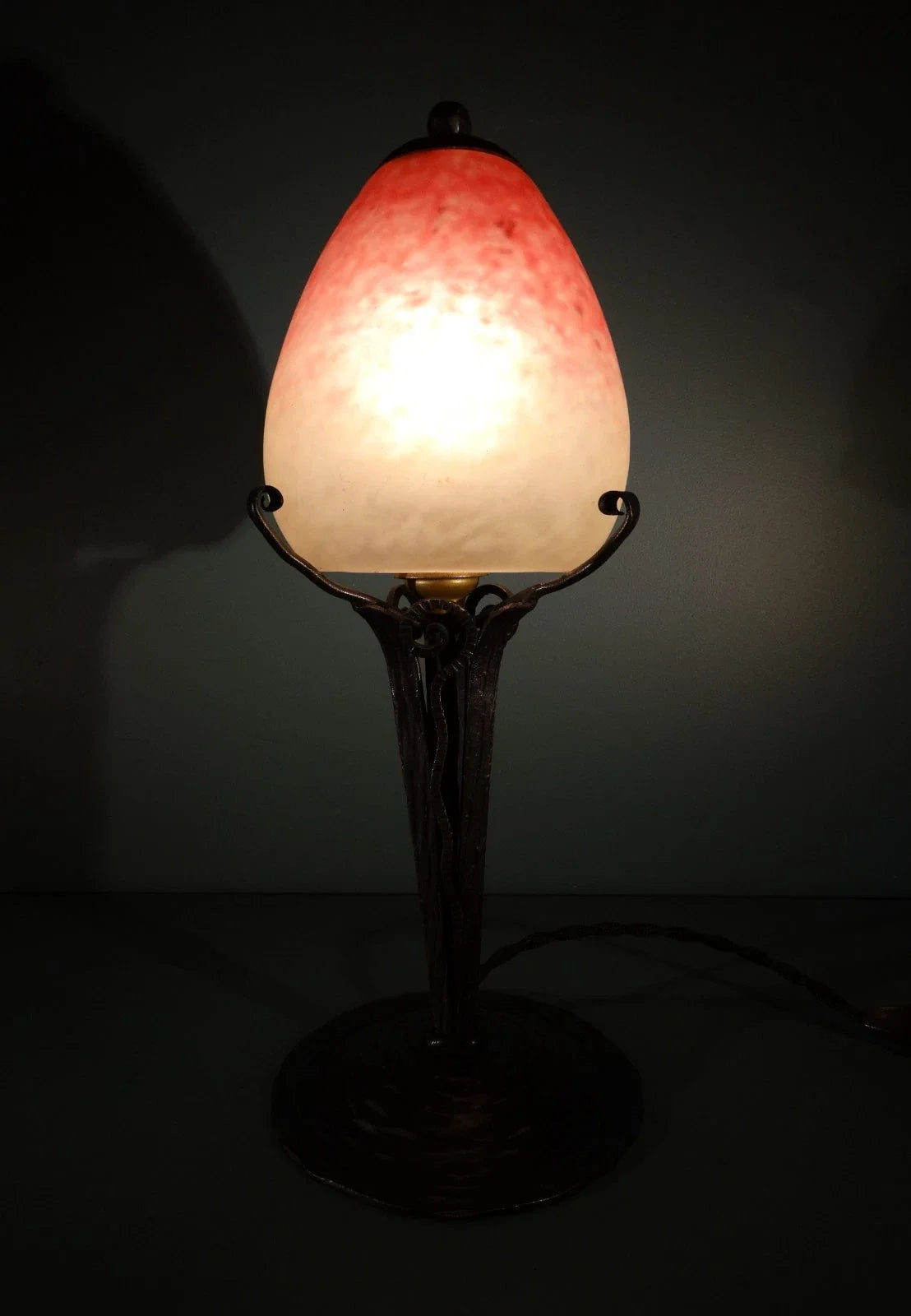 Lampe en fer forgé tulipe pâte de verre. Signé Schneider