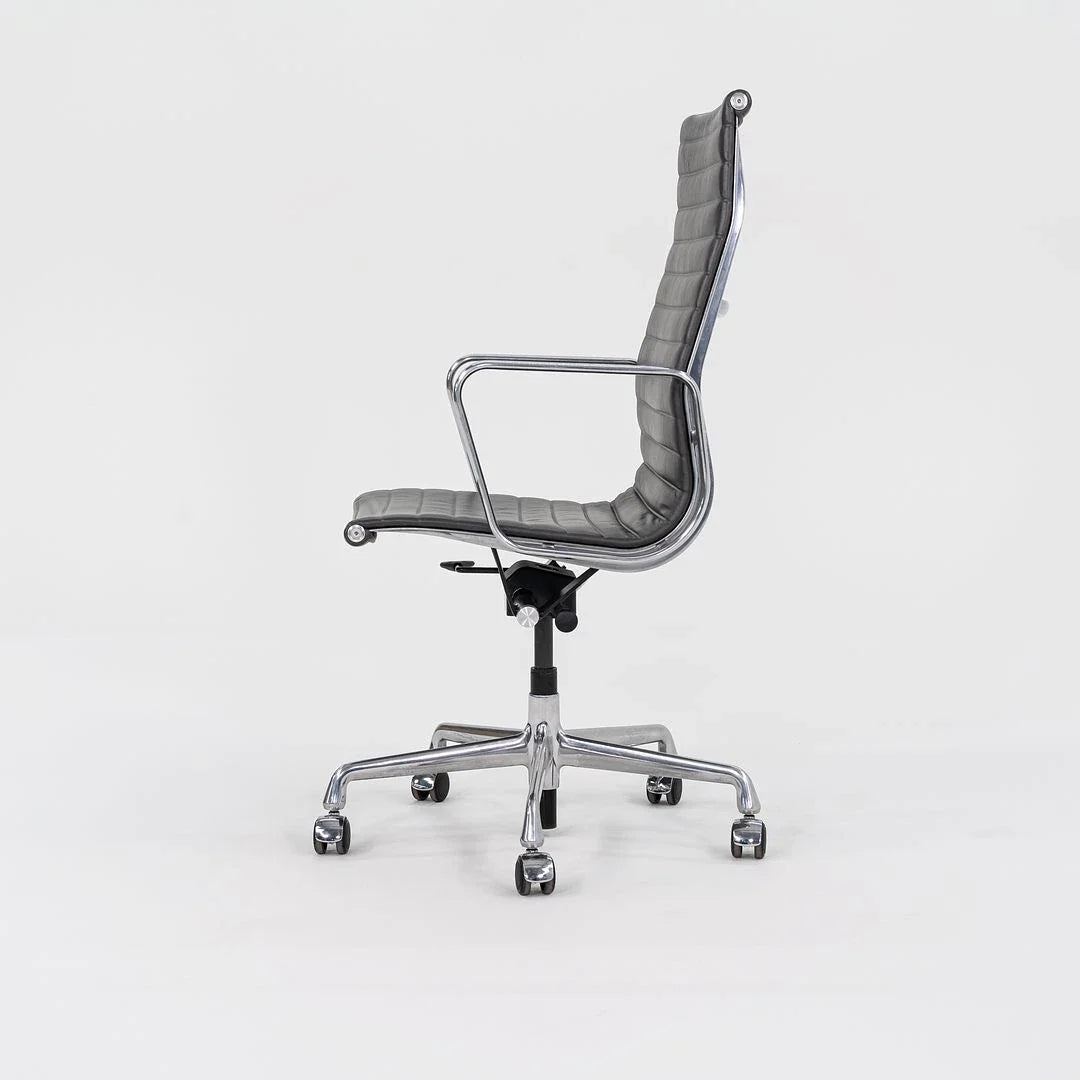 Chaise de bureau exécutive Herman Miller Eames Aluminum Group 2016 en gris