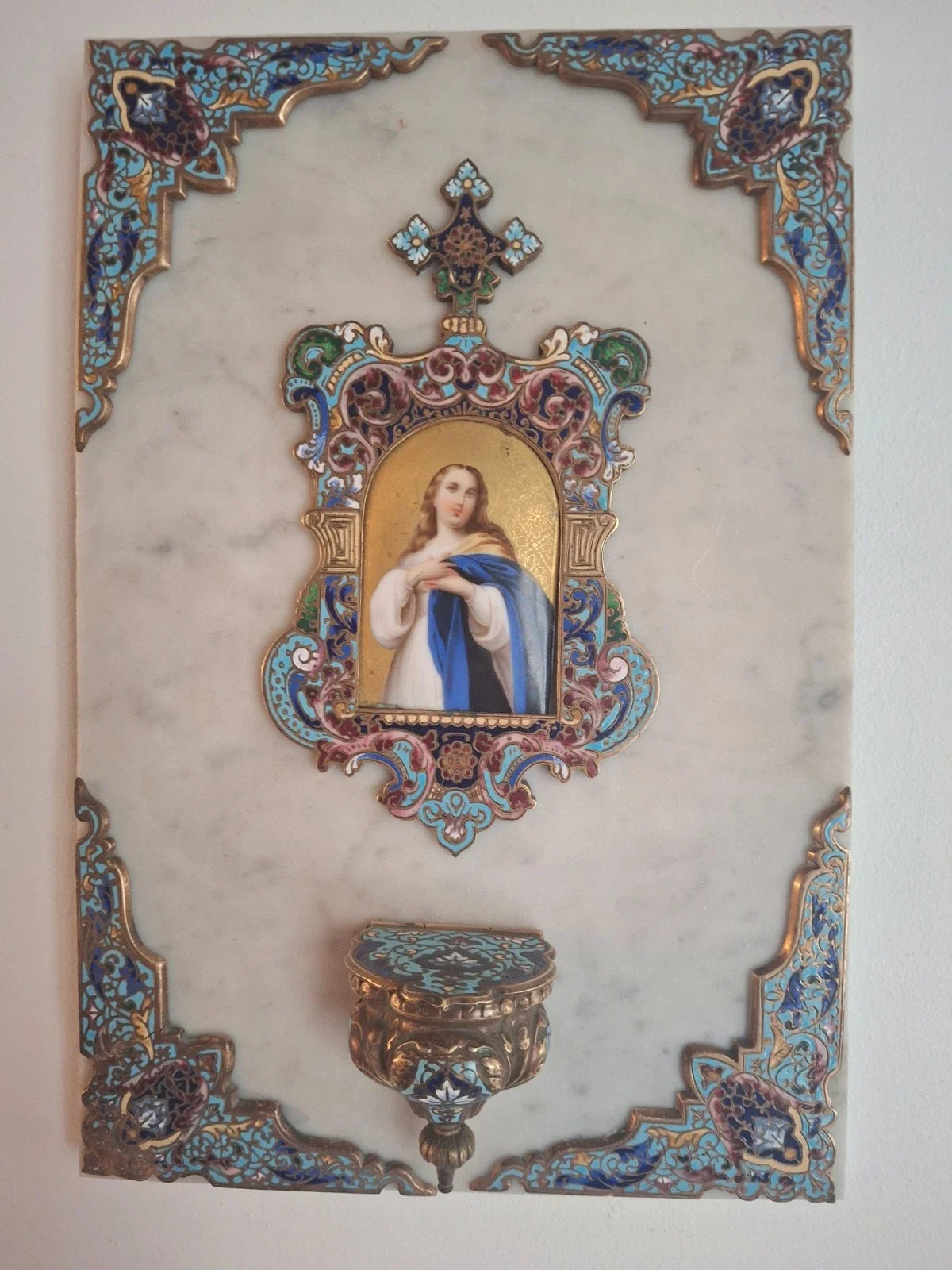Bénitier mural XIXe siècle en marbre, bronze, doré et émaux cloisonnés