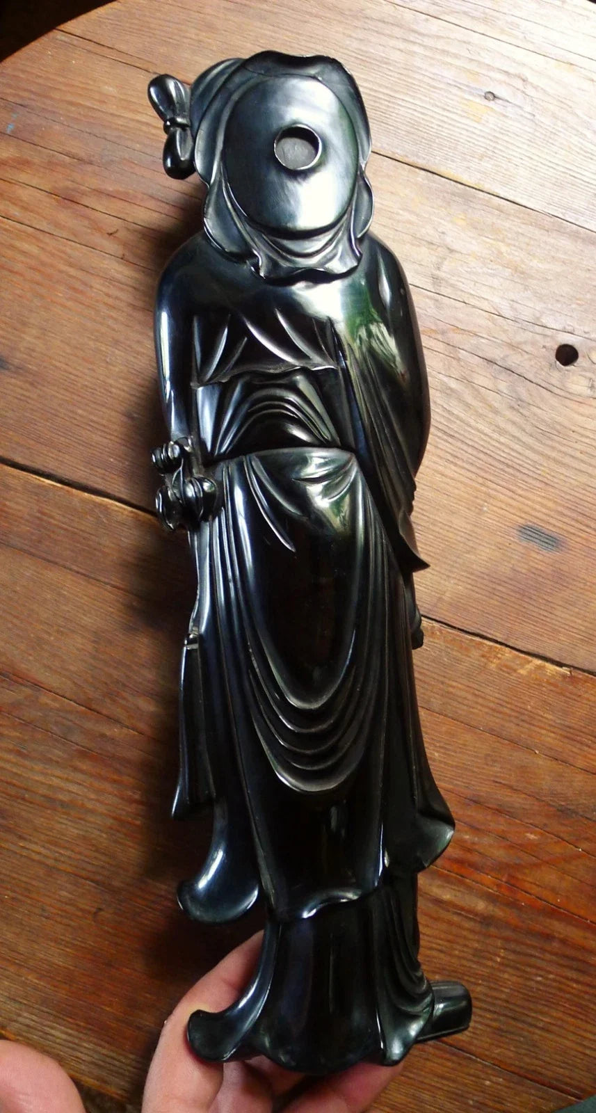 Statue ancienne en bakélite rouge cerise datant du début à milieu du XXe siècle