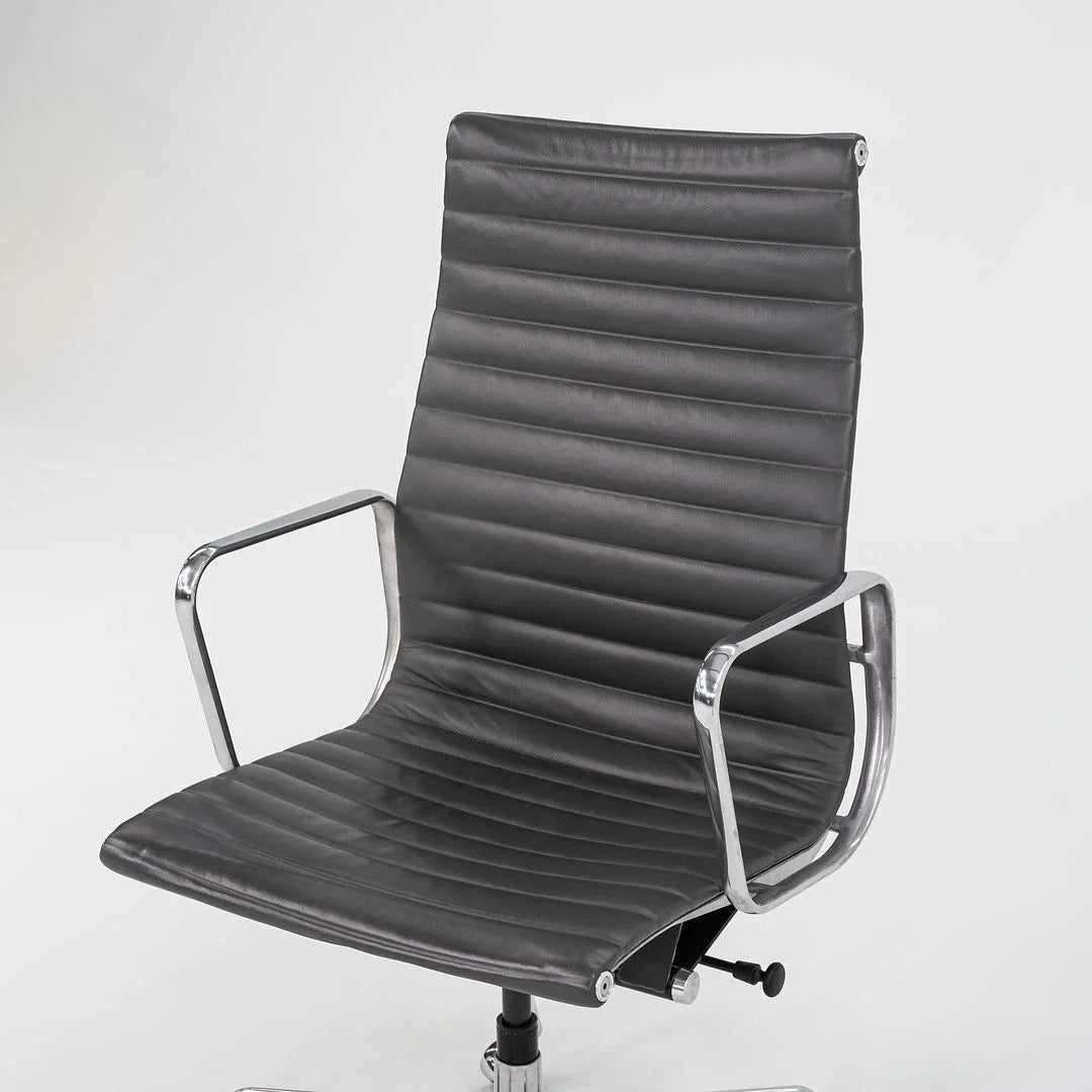 Chaise de bureau exécutive Herman Miller Eames Aluminum Group 2016 en gris