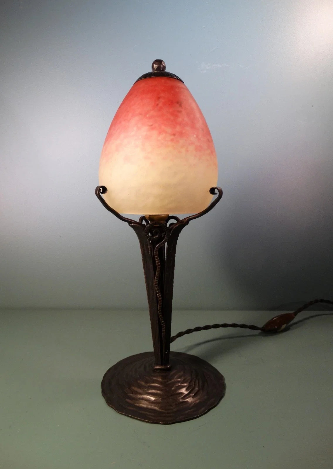 Lampe en fer forgé tulipe pâte de verre. Signé Schneider