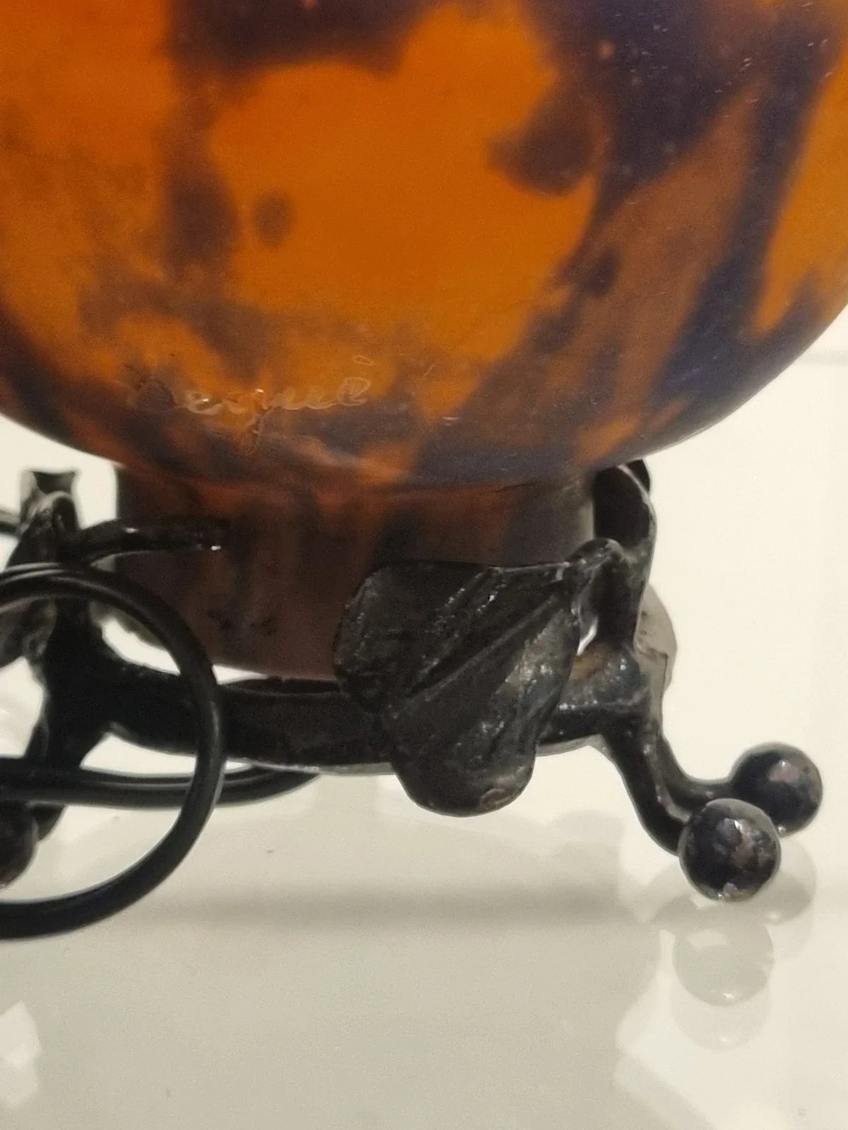 Lampe veilleuse en fer forgé et pâte de verre signé degué