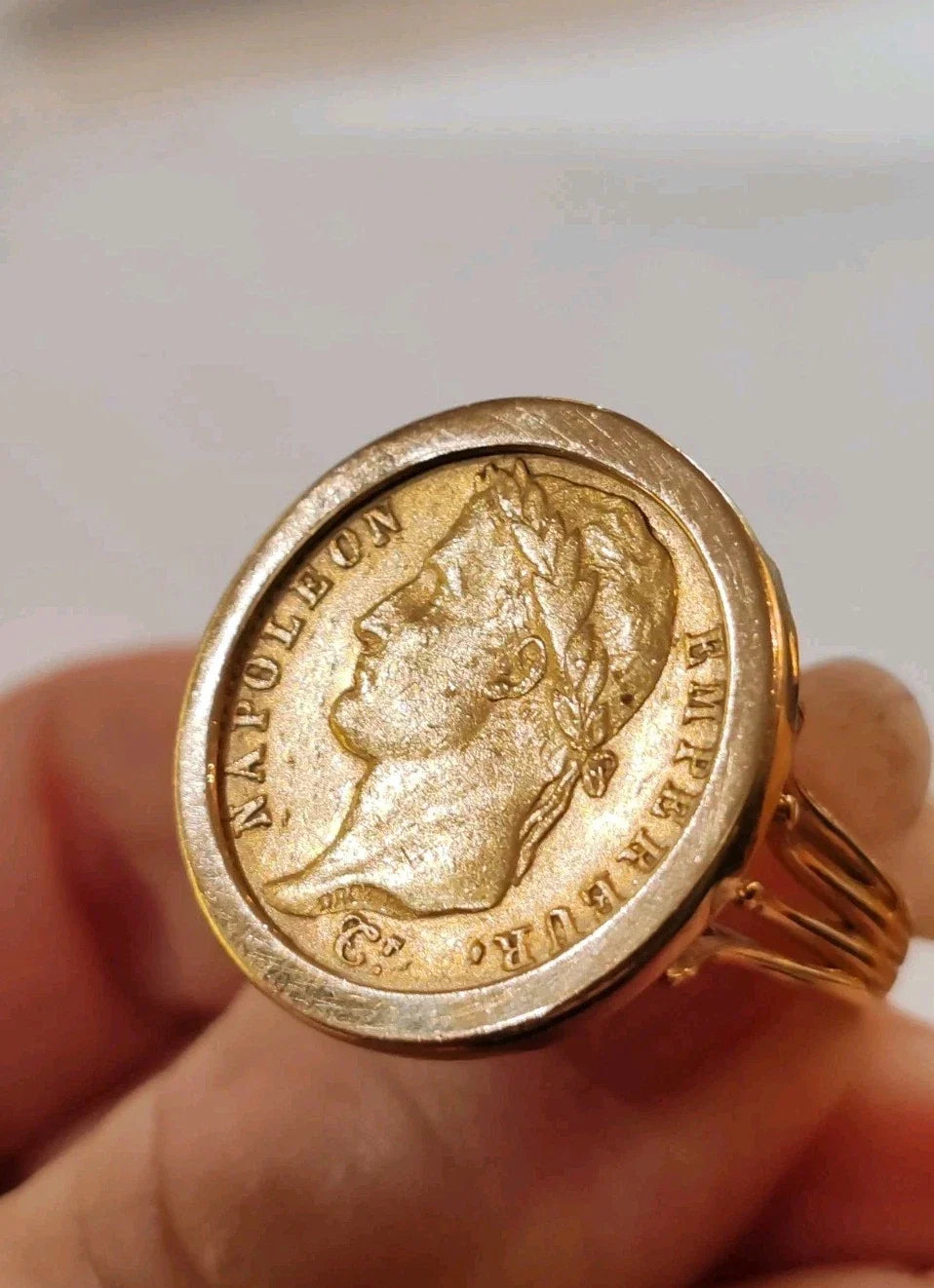 Bague ancienne en or jaune 18 carats avec un Napoléon