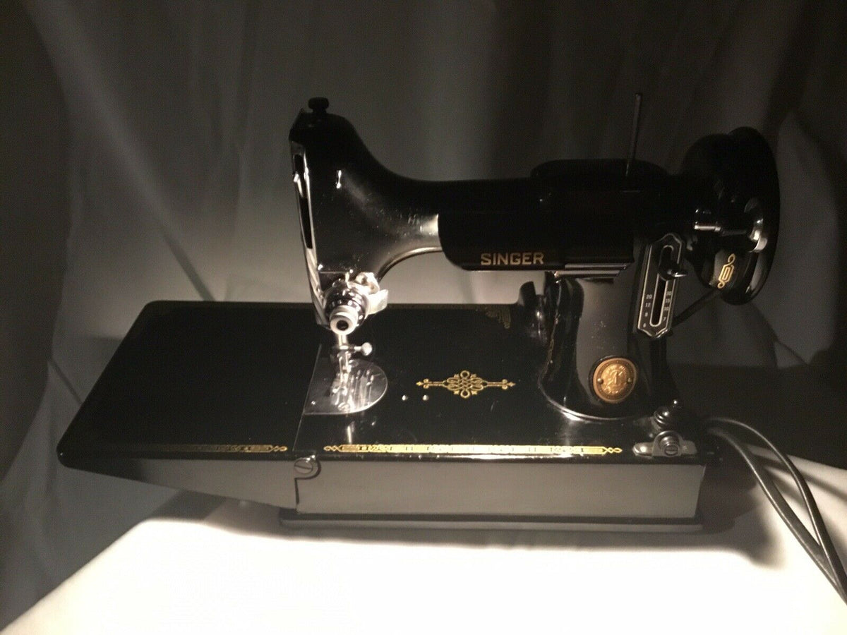 Machine à coudre poids plume vintage singer 221