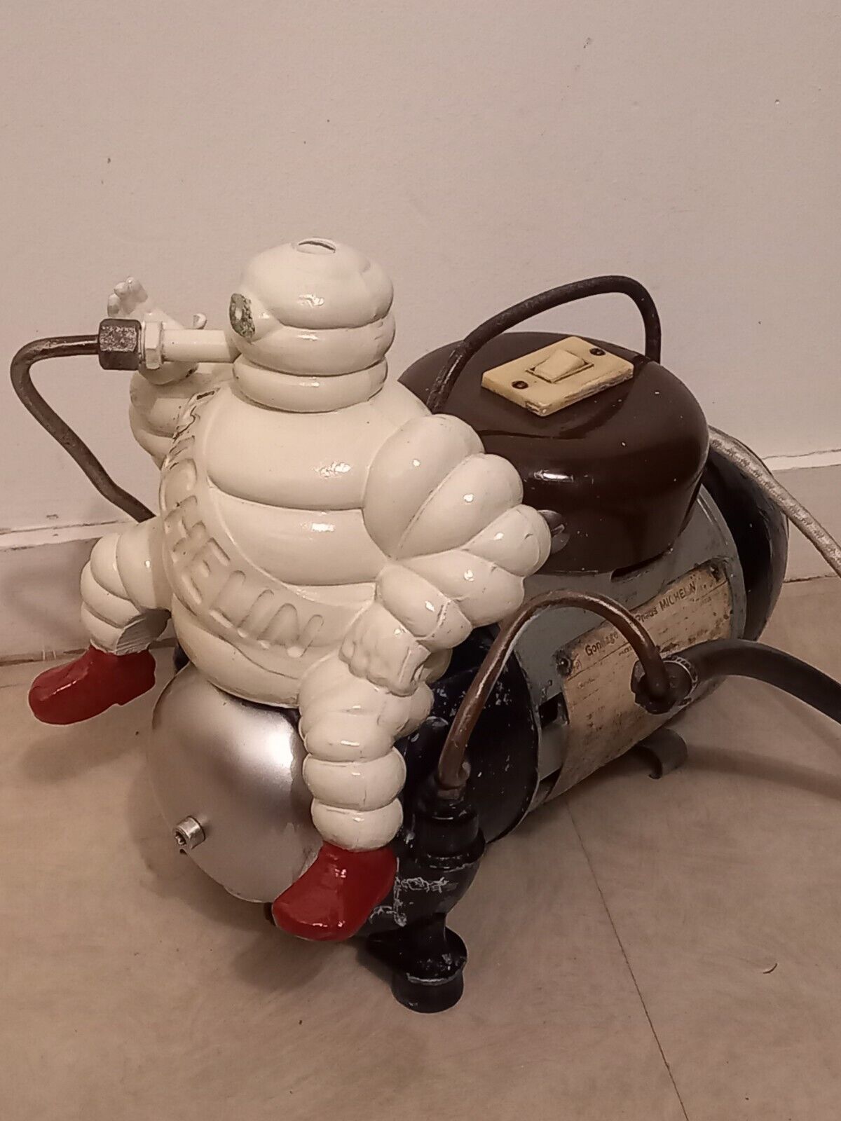 Ancien gonfleur Michelin BIBENDUM