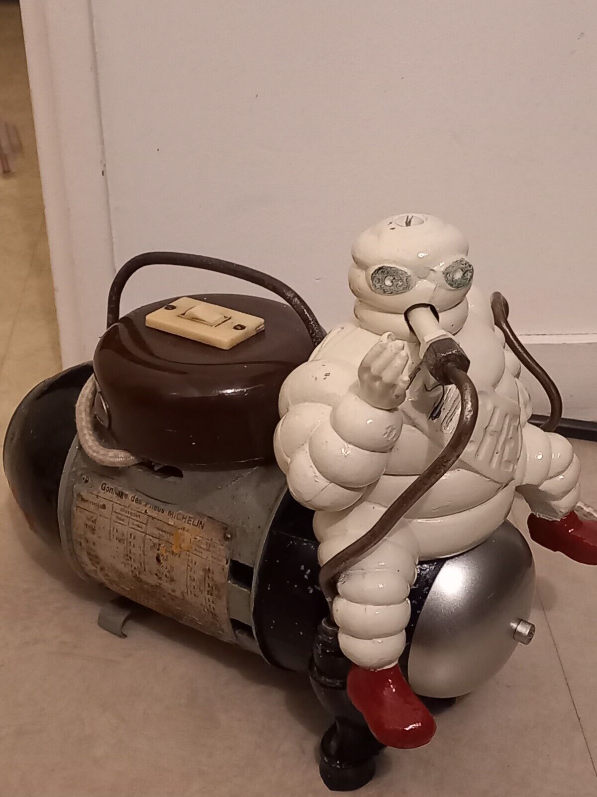 Ancien gonfleur Michelin BIBENDUM